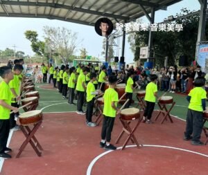 嘉義好美國小校慶-學生太鼓隊整齊表演畫面-嘉義音響工程-魷魚Ken擊愛音樂