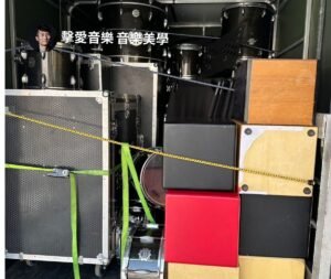 台南燈光舞台音響工程,自有貨車,南部專業戶外室內學校活動、廟會、演唱會、野餐會的台南舞台音響公司-魷魚Ken 爵士鼓擊愛音樂